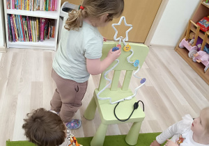 zabawa "Ubieramy choinkę"