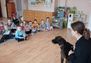 Dzieci z zainteresowaniem uczestniczyły w spotkaniu