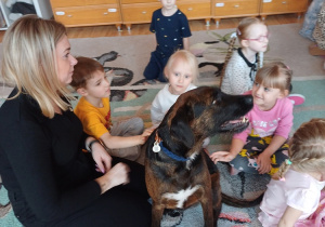Podczas spotkania z pieskiem Runą dzieci miały okazję do bliskiego kontaktu ze zwierzęciem