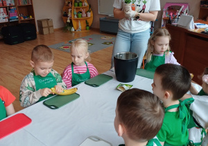 Podczas warsztatów dzieci przygotowywały zdrowe przekąski