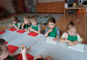 Podczas warsztatów dzieci przygotowywały zdrowe przekąski