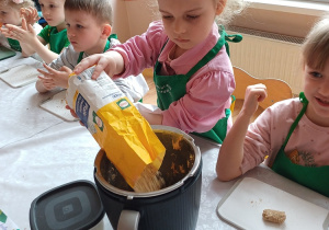 Podczas warsztatów dzieci przygotowywały zdrowe przekąski
