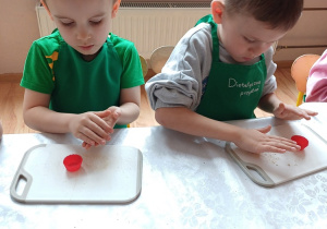 Podczas warsztatów dzieci przygotowywały zdrowe przekąski