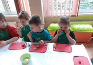 Podczas warsztatów dzieci przygotowywały zdrowe przekąski