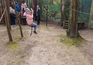 Podczas wycieczki dzieci z odwagą pokonywały tor przeszkód