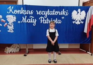 Dziewczynka podczas recytacji wiersza