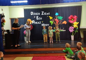 Dzieci z grupy "Poziomki" podczas obchodów Dnia Ziemi