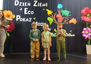Dzieci z grupy "Poziomki" podczas obchodów Dnia Ziemi