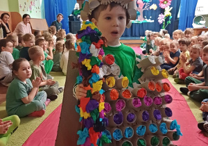 Chłopiec prezentuje ekologiczny strój z materiałów recyklingowych