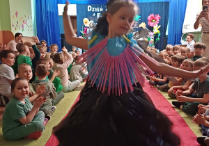 Dziewczynka prezentuje strój ekologiczny podczas pokazu mody