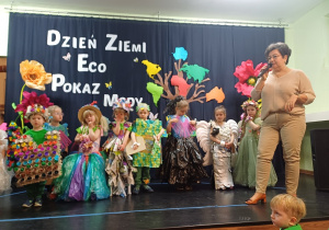Pani dyrektor przemawia podczas obchodów Dnia Ziemi