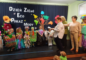Panie wicedyrektor gratulują dzieciom