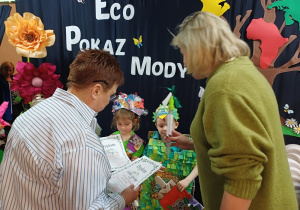 Panie wicedyrektor wręczają dzieciom dyplomy i upominki
