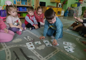 Chłopiec układa rytmy