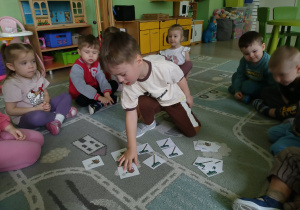 Chłopiec układa rytmy
