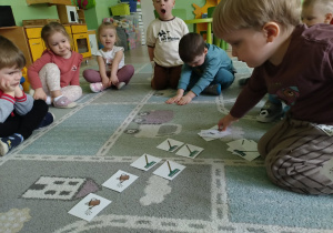 Chłopiec układa rytmy