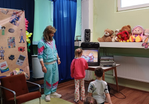 Dzieci oglądają bajki na dawnym telewizorze