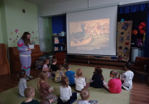 Dzieci oglądają dawne bajki i poznają rozrywki z czasów swoich rodziców