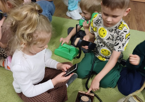 Dzieci poznają dawane telefony stacjonarne i komórkowe