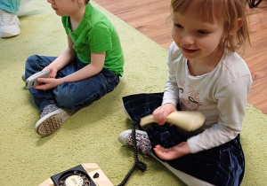 Dzieci poznają dawane telefony stacjonarne i komórkowe