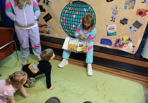 Dzieci podczas warsztatów poznają dawne książki, zabawy, ciekawostki z czasów swoich rodziców