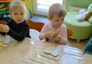 Dziewczynki ugniatają gline