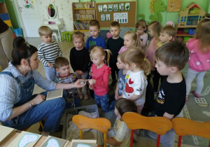 Dzieci zapoznaja sie z gliną