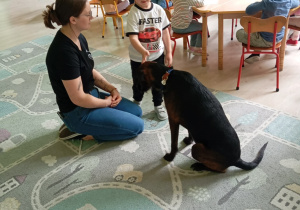 Dziecko podchodzi do psa