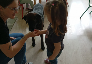 Dziewczynka otrzymuje przysmak dla psa