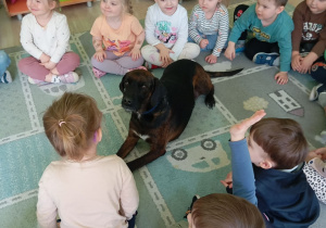 Dzieci siedzą w kole