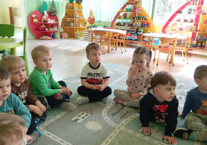 Dzieci oczekują na podejście psa