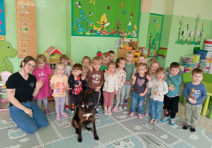 Dzieci wykonują wspólne zdjęcie z gościem