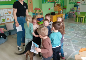 Dzieci stoją przy psie