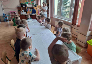 Dzieci z grupy „Pszczółki” podczas warsztatów dietetycznych