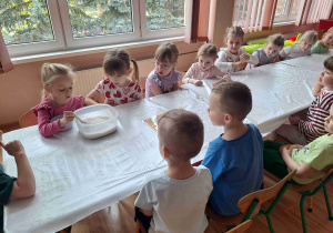 Dzieci z grupy „Pszczółki” podczas warsztatów dietetycznych