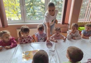 Dzieci z grupy „Pszczółki” podczas warsztatów dietetycznych
