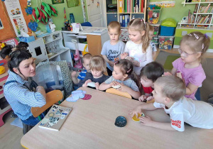 Dzieci oglądają wyroby ceramiczne