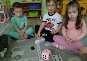 Chłopiec wyrzuca kostką