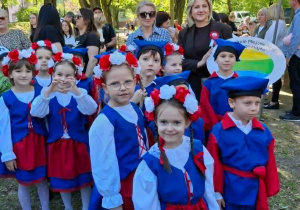 Dzieci w strojach do tańca oczekują na występ