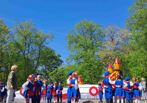 Dzieci na scenie w tańcu narodowym - kujawiaku