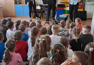 Muzycy przedstawiają się dzieciom i zapraszają na koncer