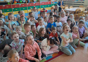 Dzieci słuchają koncertu