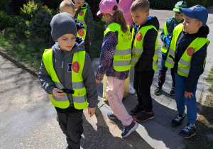 Dzieci porządkują pobliski teren zielony