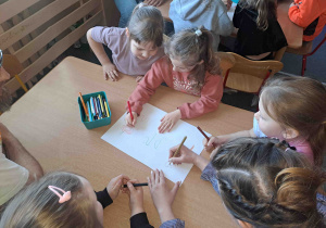 Dzieci wraz z Rodzicami tworzą rysunkowe mapy pojęciowe