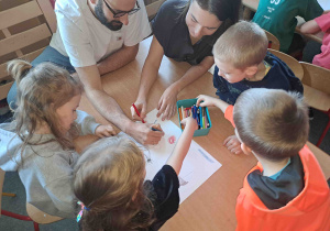 Dzieci wraz z Rodzicami tworzą rysunkowe mapy pojęciowe