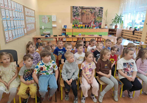 Dzieci na zajęciach słuchają nauczycielki