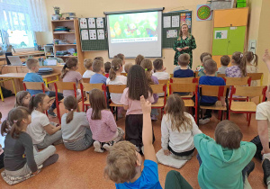 Dzieci na zajęciach słuchają nauczycielki
