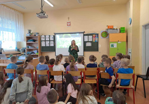 Dzieci na zajęciach słuchają nauczycielki