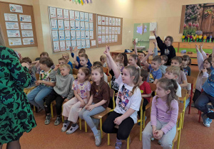 Dzieci zgłaszają chęć odpowiedzi przez podniesienie ręki