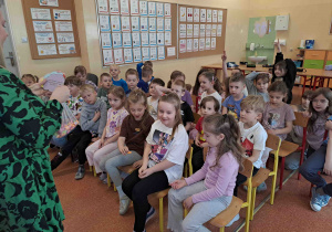 Dzieci zgłaszają chęć odpowiedzi przez podniesienie ręki